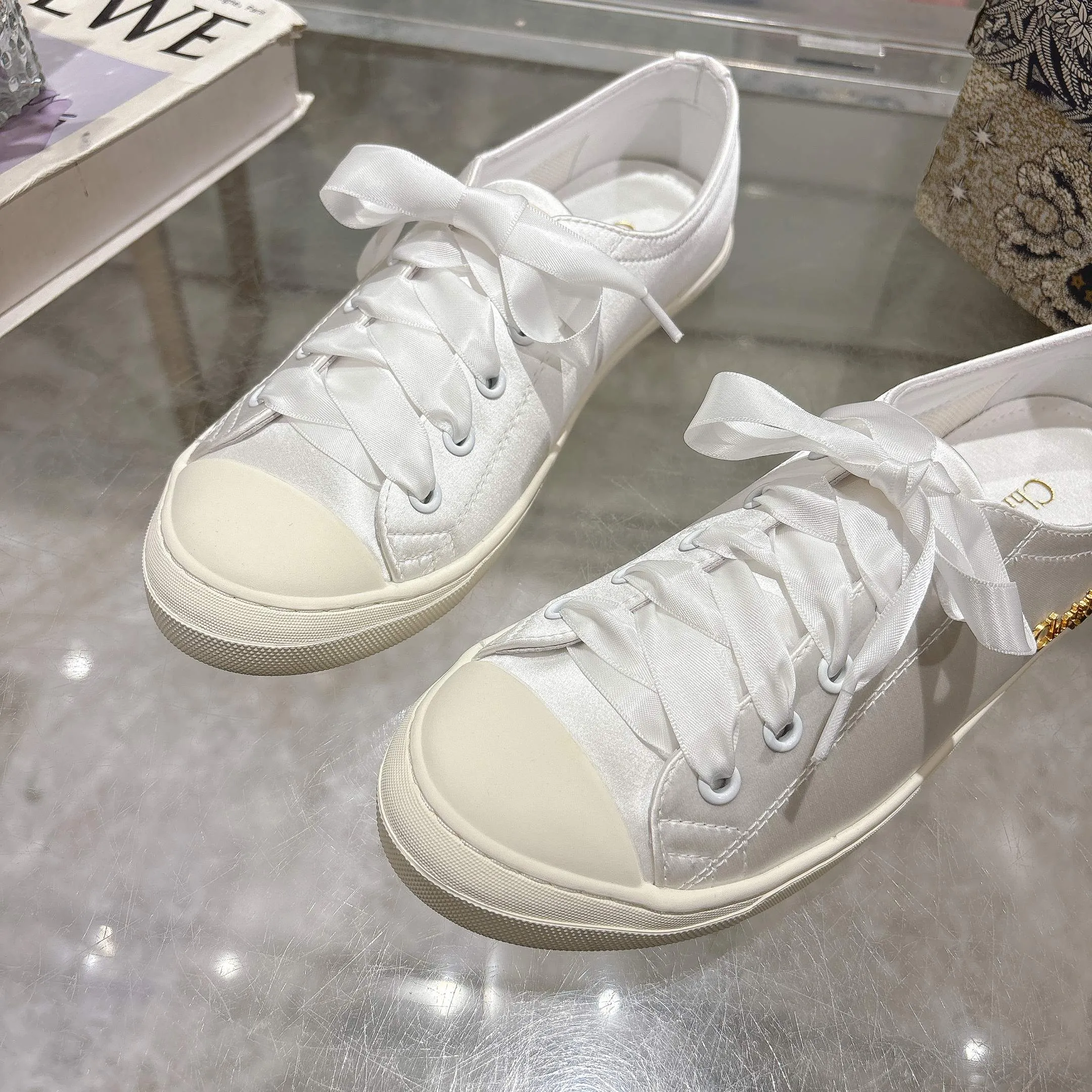 👟👟Ex-factory price 440👟👟 Dior ballet-style casual shoes, the same style as celebrities, satin fabric, breathable mesh lining, sheepskin for feet, wear-resistant rubber sole, size 35-40.